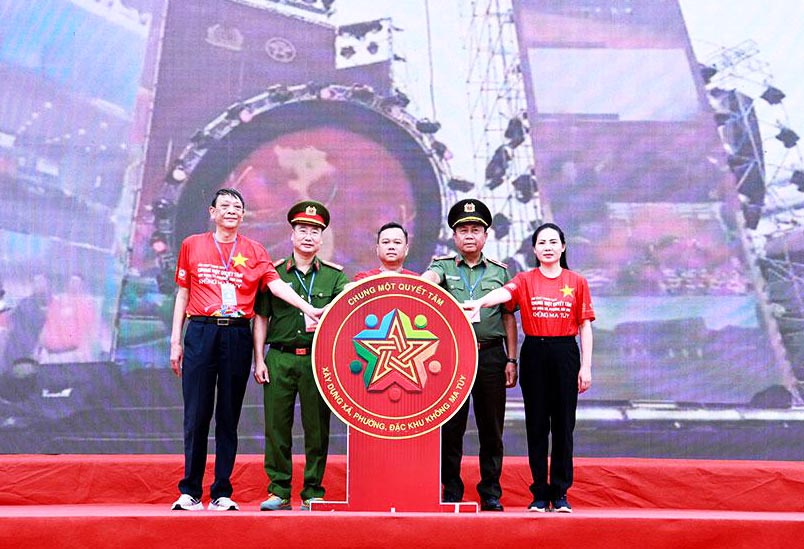 Các đại biểu tại điểm cầu Tuyên Quang thực hiện nghi thức phát động hưởng ứng toàn quốc “Chung một quyết tâm xây dựng xã, phường, đặc khu không ma túy”. Ảnh: Thùy Lê.