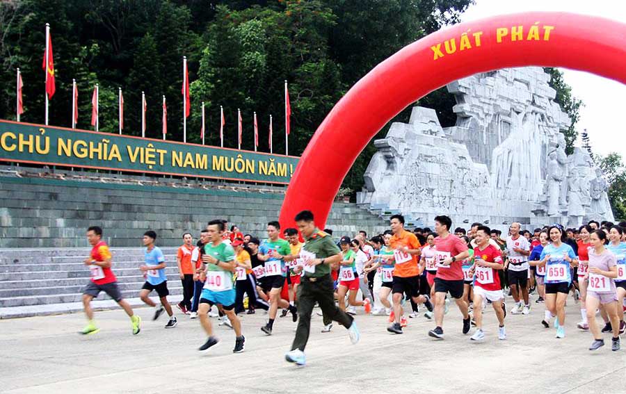 At the bridge points, tens of thousands of people participated in the "United determination to build communes and wards without drugs" race. Photo: Thuy Le