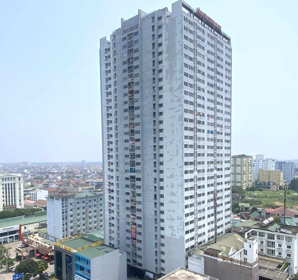 Chairman of Nghe An Provincial People's Committee directs the completion of procedures for issuing red books to people at Bao Son 72 Le Loi apartment project. Photo: Ngoc Anh