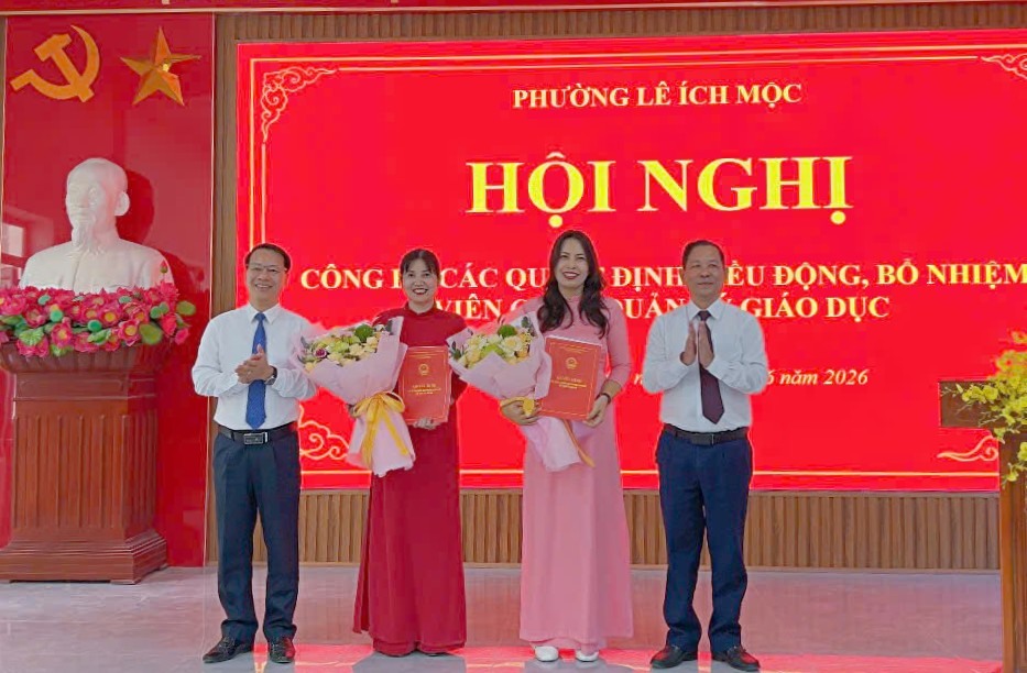 Phường Lê Ích Mộc công bố quyết định công tác cán bộ các trường công lập trên địa bàn. Ảnh: Cổng TTĐT phường Lê Ích Mộc