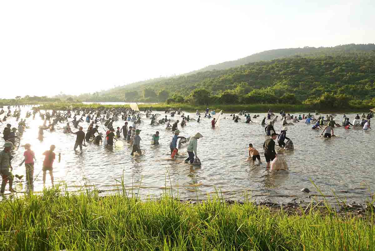 Hundreds of people participate in the traditional fishing festival in Vuc Rao. Photo: Tran Tuan
