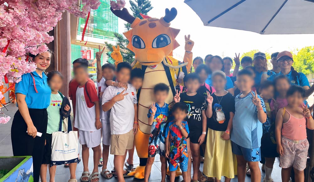 Hai Van Ward Trade Union organizes a program to visit and experience for children of union members and workers in difficult circumstances. Photo: Da Nang Trade Union