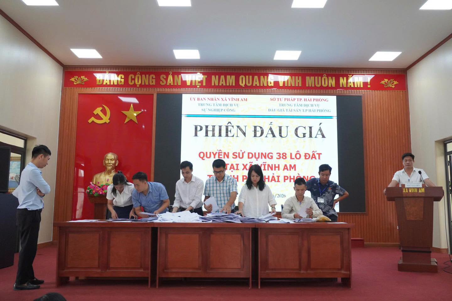 The auction is organized publicly and transparently. Photo: Vinh Am Commune E-Portal