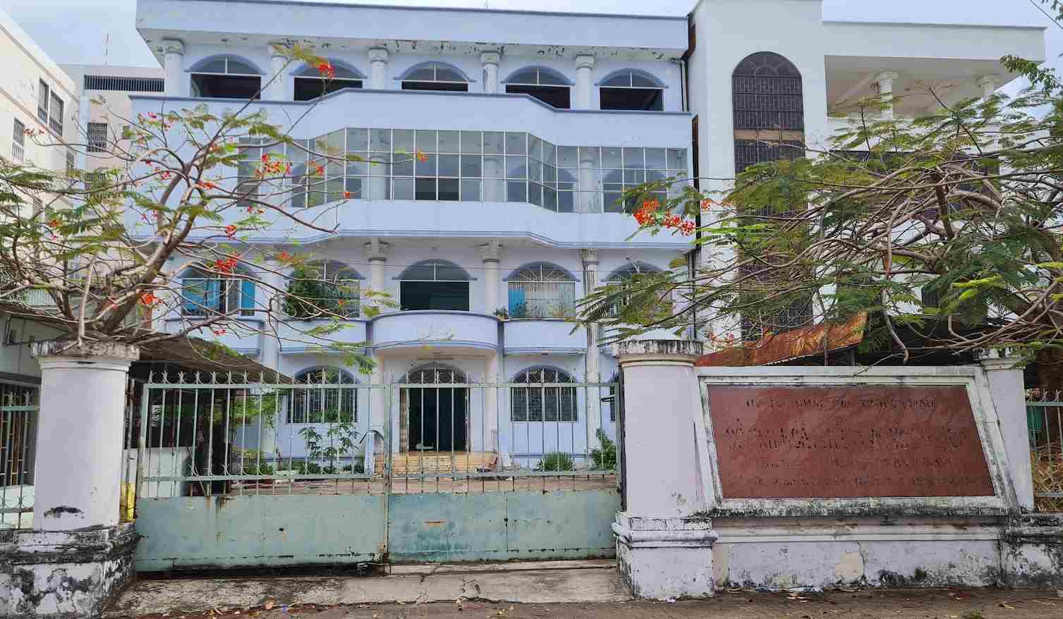 The headquarters of provincial-level agencies in Ca Mau province (old) has not been exploited and is seriously degraded. Photo: Nhat Ho.