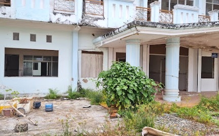 Một cơ sở nhà đất dôi dư tại  Cà Mau chưa đưa vào khai thác cỏ, dây leo mọc um tùm, xuống cấp nghiêm trọng. Ảnh: Nhật Hồ.