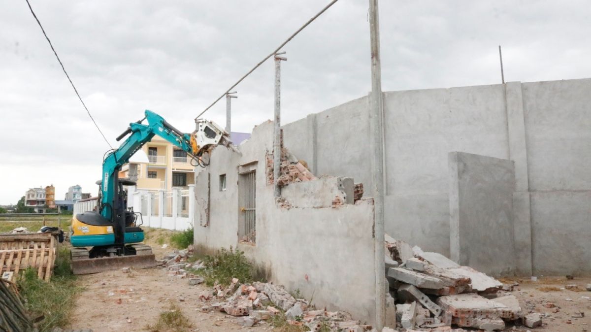 Demolishing violating works, restoring the original state of the land. Photo: Thai Binh Ward e-Portal, Hung Yen province