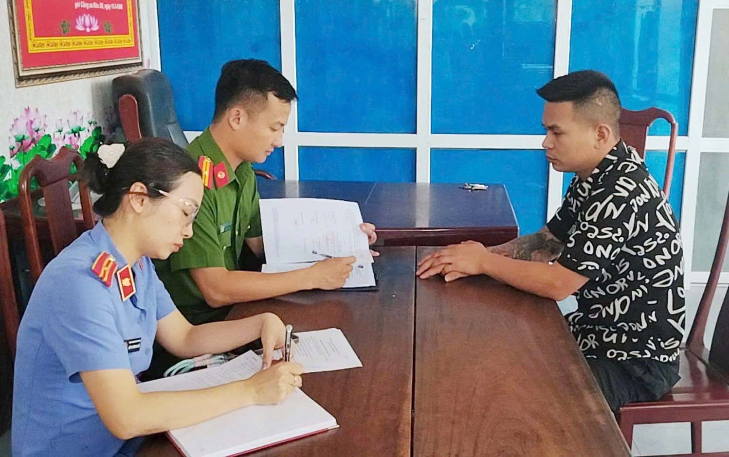 El sujeto Trần Quốc Bảo fue procesado y detenido temporalmente por el acto de posesión ilegal de drogas. Foto: Policía de Hà Tĩnh