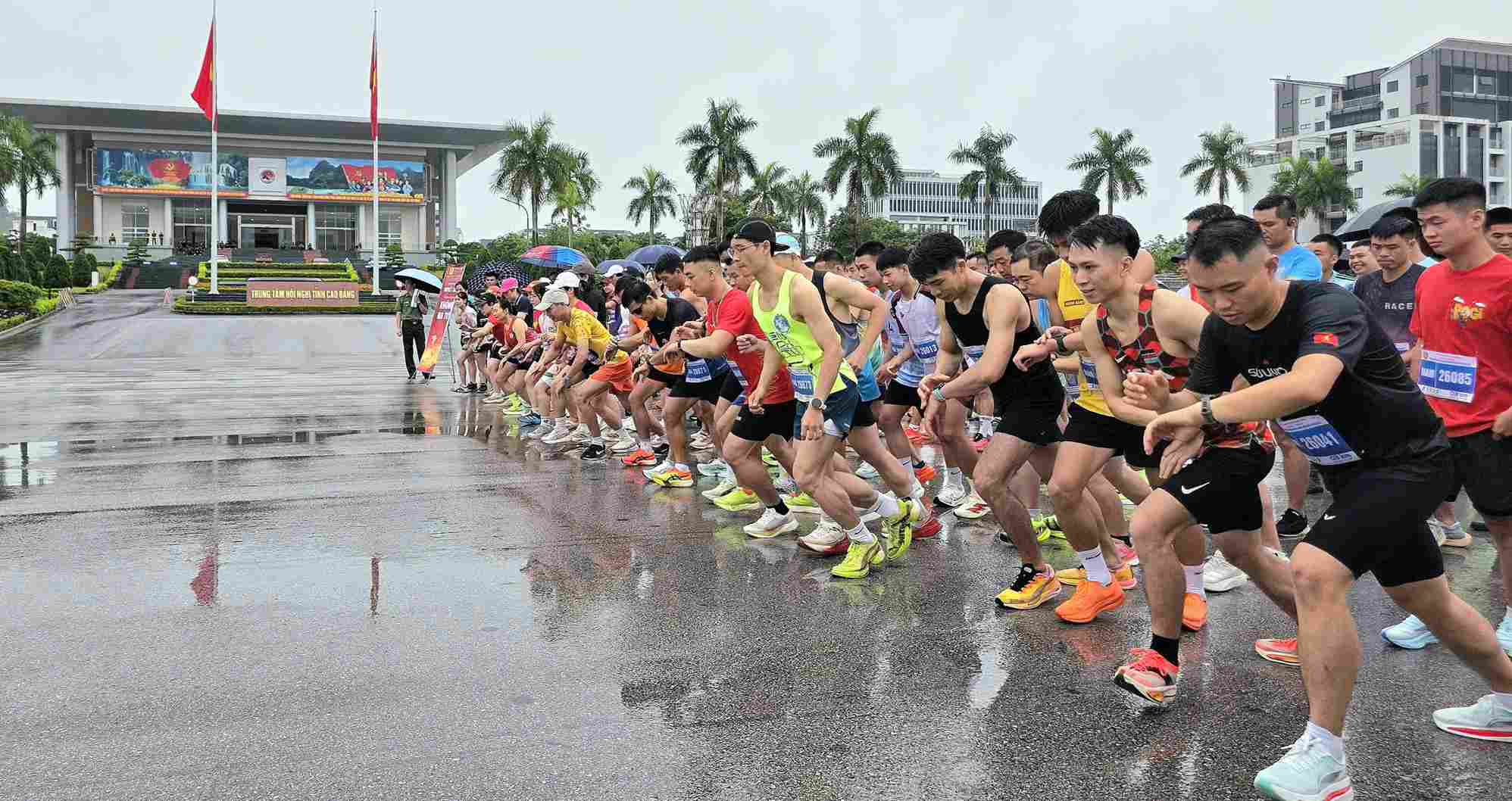 Athletes participating in the "United determination to build communes and wards without drugs" race. Photo: Huyen Trang