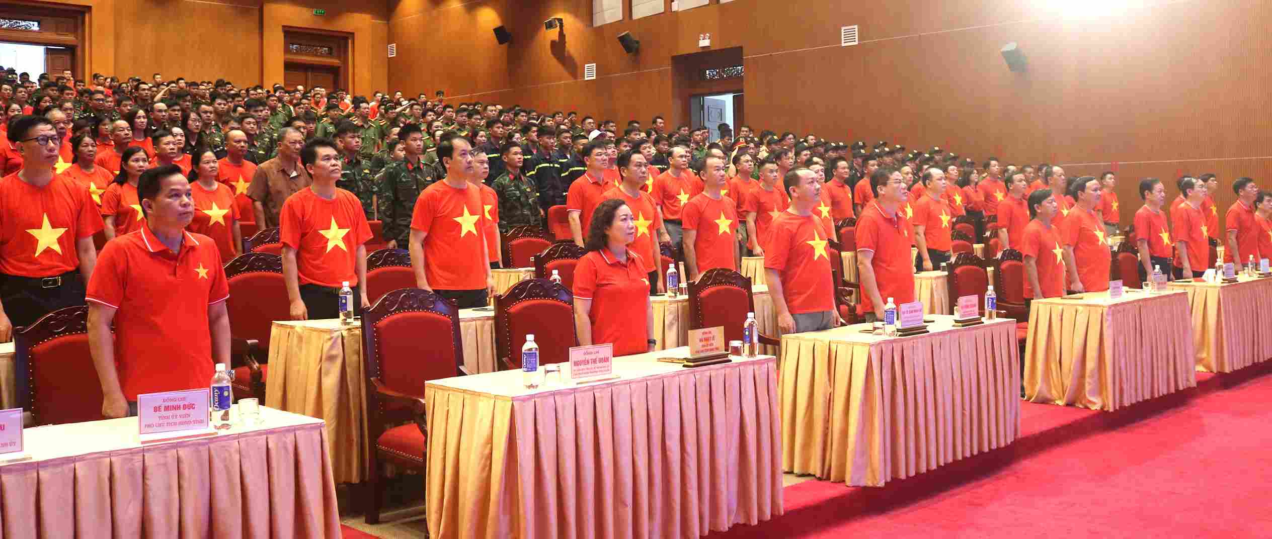 Lãnh đạo tỉnh Cao Bằng và đại biểu dự lễ mít tinh. Ảnh: Huyền Trang  