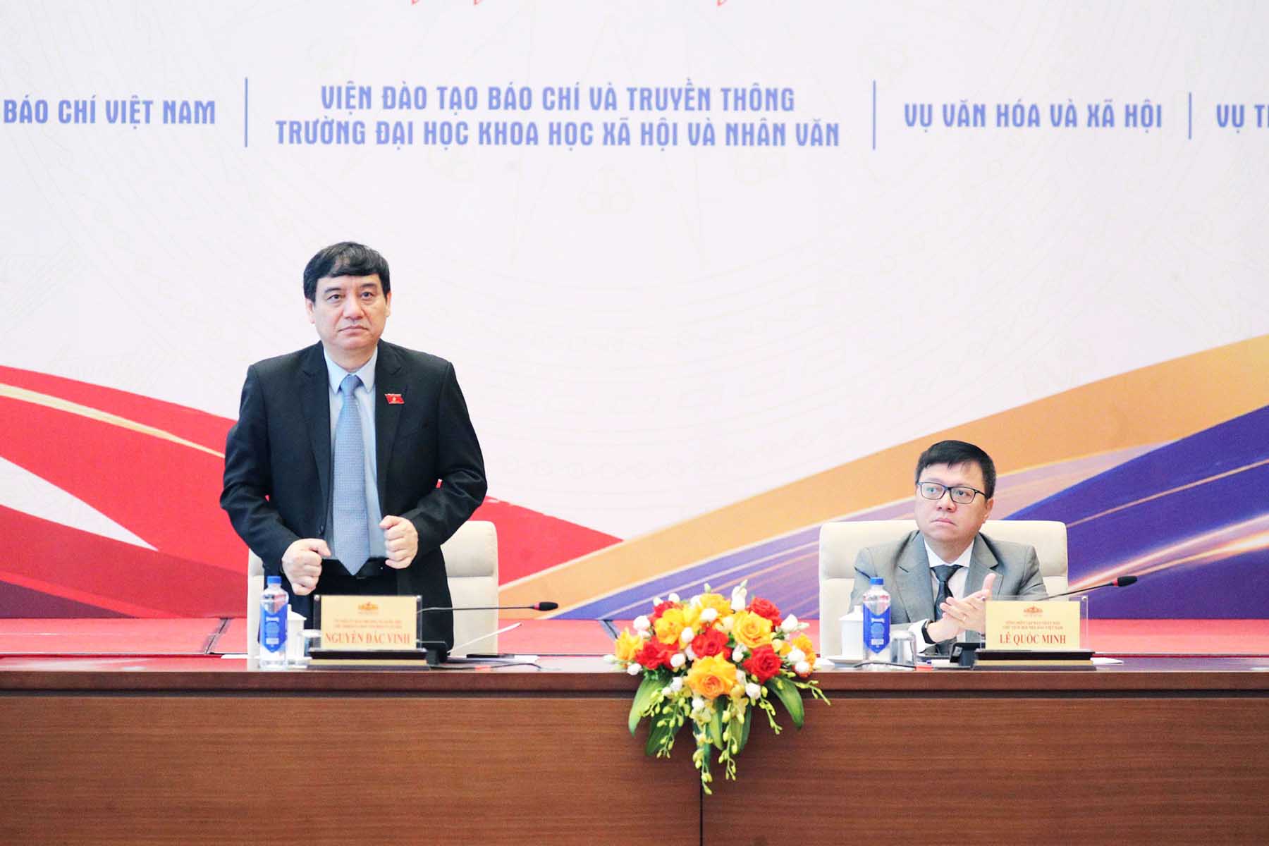 Chủ nhiệm Ủy ban Văn hóa và Xã hội Nguyễn Đắc Vinh; Phó Trưởng Ban Tuyên giáo và Dân vận Trung ương, Chủ tịch Hội Nhà báo Việt Nam, Tổng Biên tập Báo Nhân Dân Lê Quốc Minh tham dự Diễn đàn. Ảnh: Hồ Long.