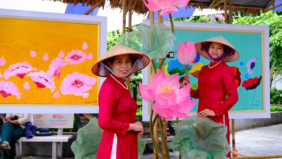 Bà Nguyễn Thị Uyển (trái) cùng bạn lần đầu tiên tham gia Lễ hội Sen Hà Nội. Ảnh: Hân Nghiên