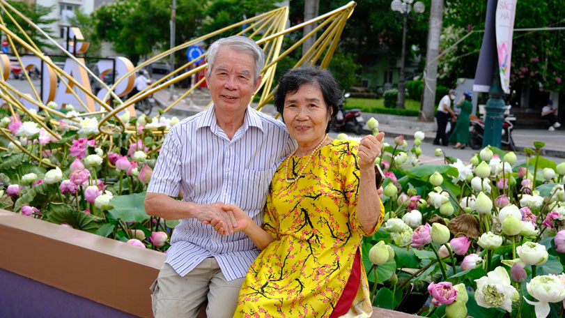 Bà Trần Kim Anh cùng chồng tham quan, chụp ảnh tại . Ảnh: Hân Nghiên