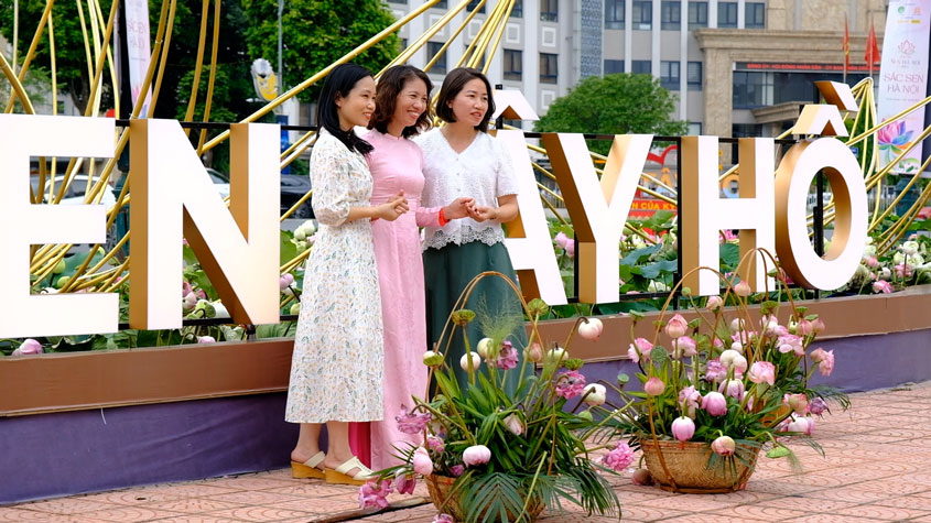 Người dân chụp ảnh tại Lễ hội Sen Hà Nội 2026. Ảnh: Hân Nghiên