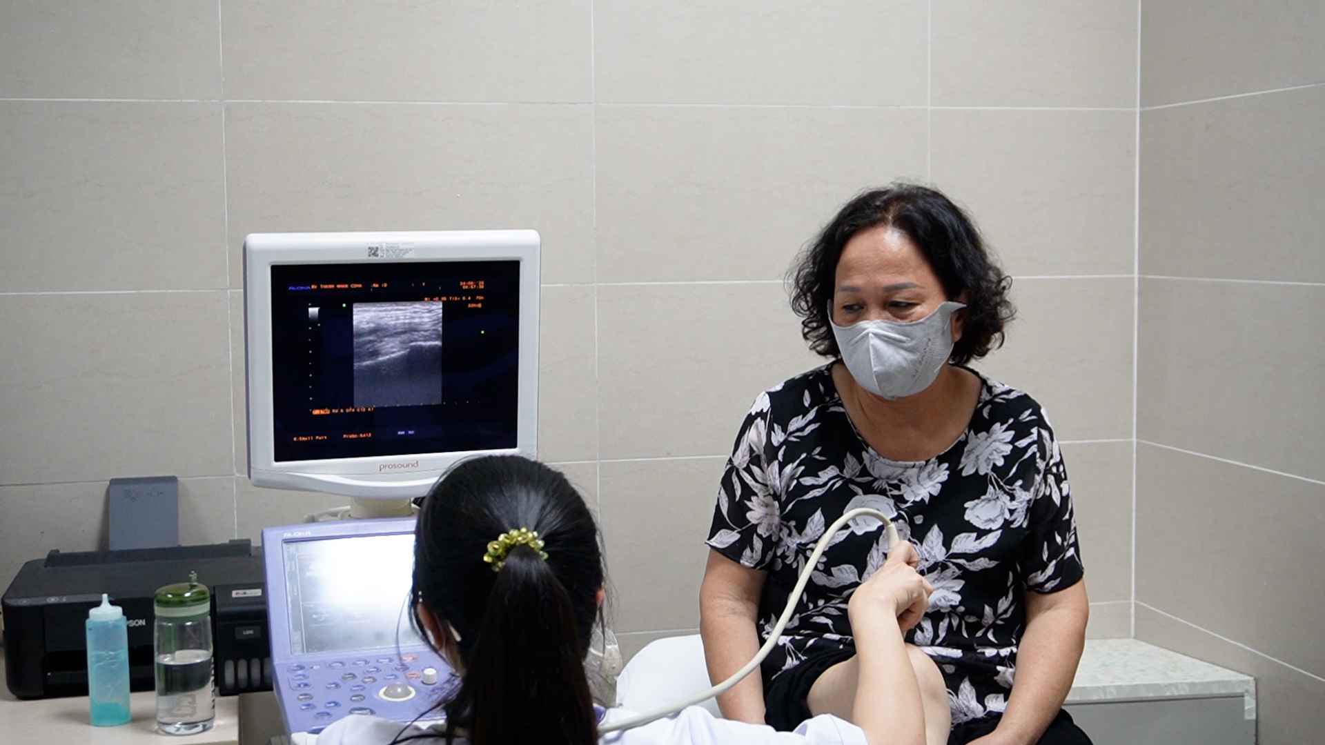 Chính sách BHYT mới giúp những người cao tuổi, dễ gặp phải những vấn đề sức khỏe như bà Nguyệt giảm bớt gánh nặng viện phí. Ảnh: Cao Thơm