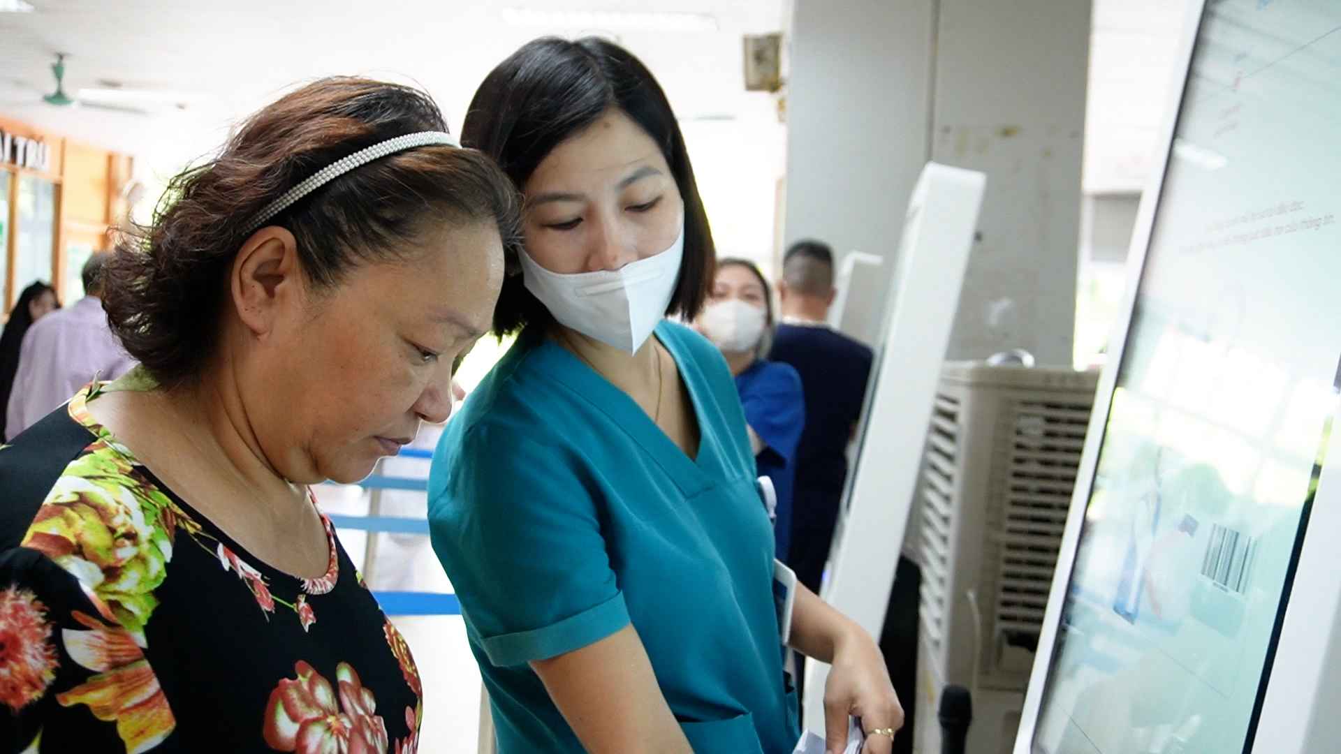 People are happy when health insurance expands outpatient examination benefits from July 1, 2026. Photo: An Phuong