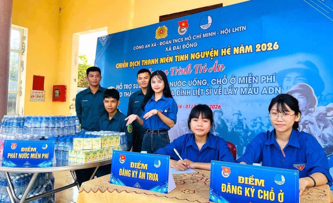 Los miembros de la Unión de Jóvenes de la comuna de Đại Đồng apoyan a los familiares de los mártires en los trámites para recoger muestras de ADN para la identificación de los mártires. Foto: Ngọc Anh