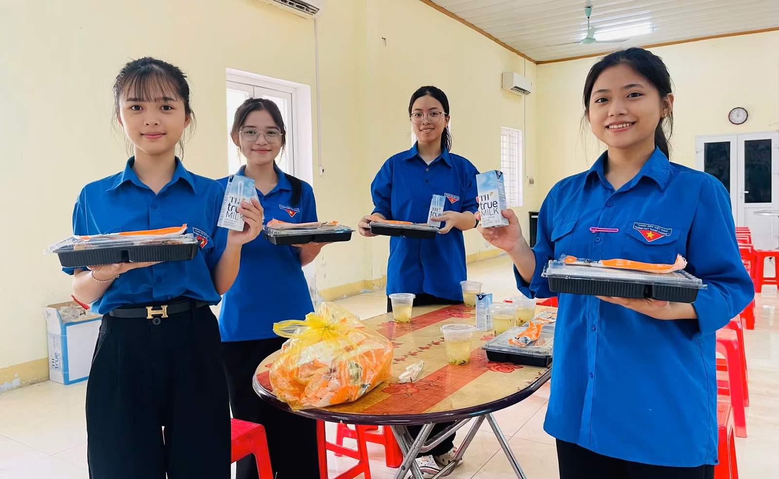 Đoàn viên thanh niên xã Đại Đồng chuẩn bị suất ăn, nấu cơm tiếp sức, hỗ trợ thân nhân liệt sĩ đến làm thủ tục thu nhận mẫu ADN xác định danh tính liệt sĩ. Ảnh: Ngọc Anh
