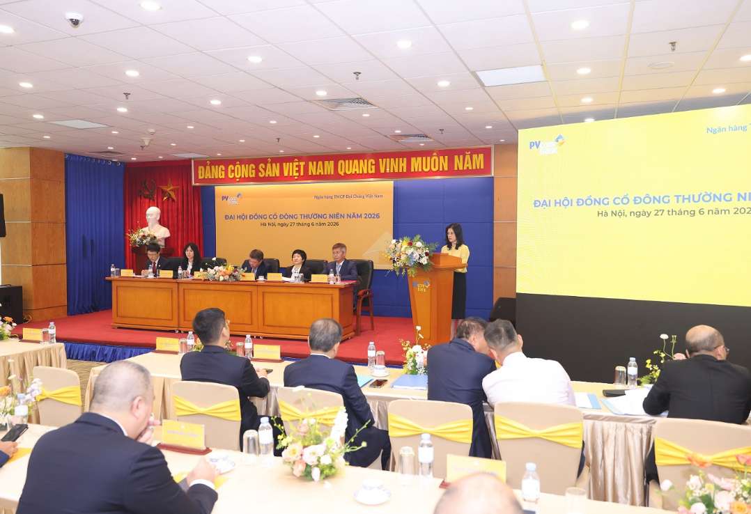 Bà Hoàng Huyền Châm - Phó Giám đốc Ngân hàng Nhà nước Khu vực 1 ghi nhận, biểu dương những kết quả tích cực mà PVcomBank đã đạt được trong năm 2025, đồng thời khẳng định sẽ tiếp tục đồng hành, tạo điều kiện thuận lợi cho sự phát triển của PVcomBank trong giai đoạn tới. Ảnh: PVcomBank