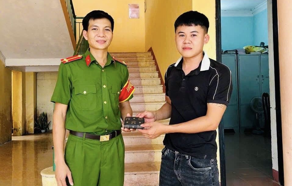Police return wallet to people who dropped it. Photo: Cam Hong Commune Police