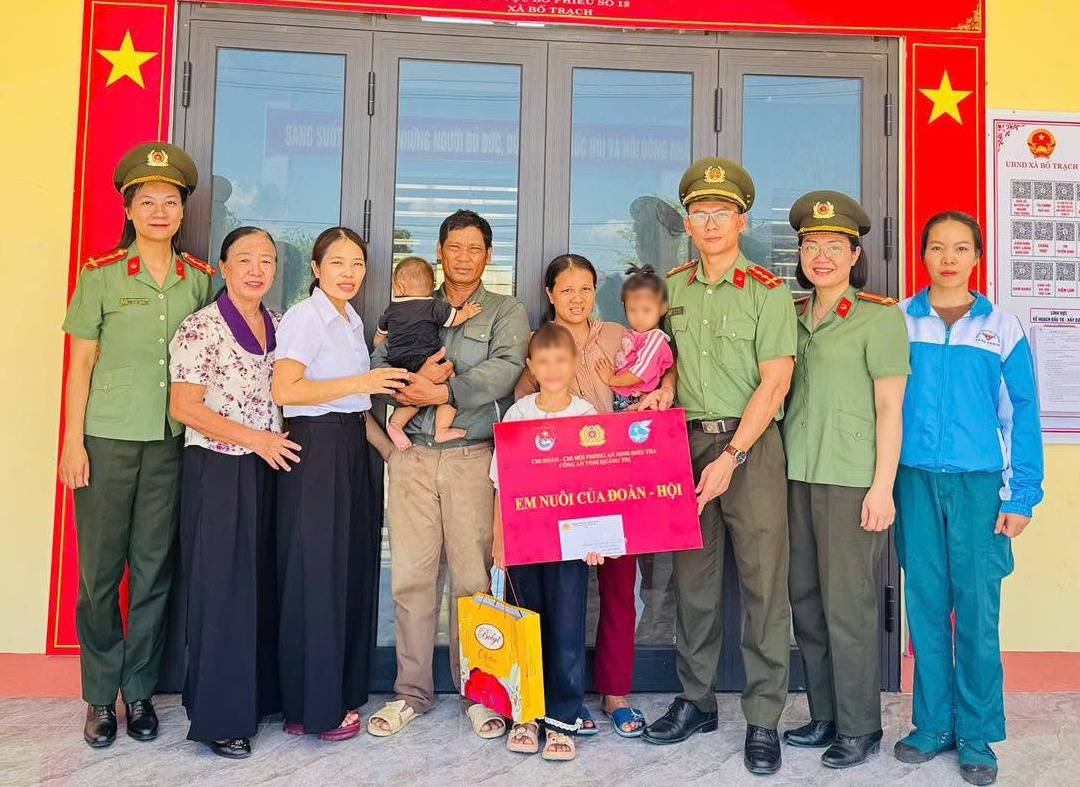 Youth Union and Women's Union of the Security Department, Quang Tri Provincial Police sponsor students in difficult circumstances. Photo: Quang Tri Provincial Police