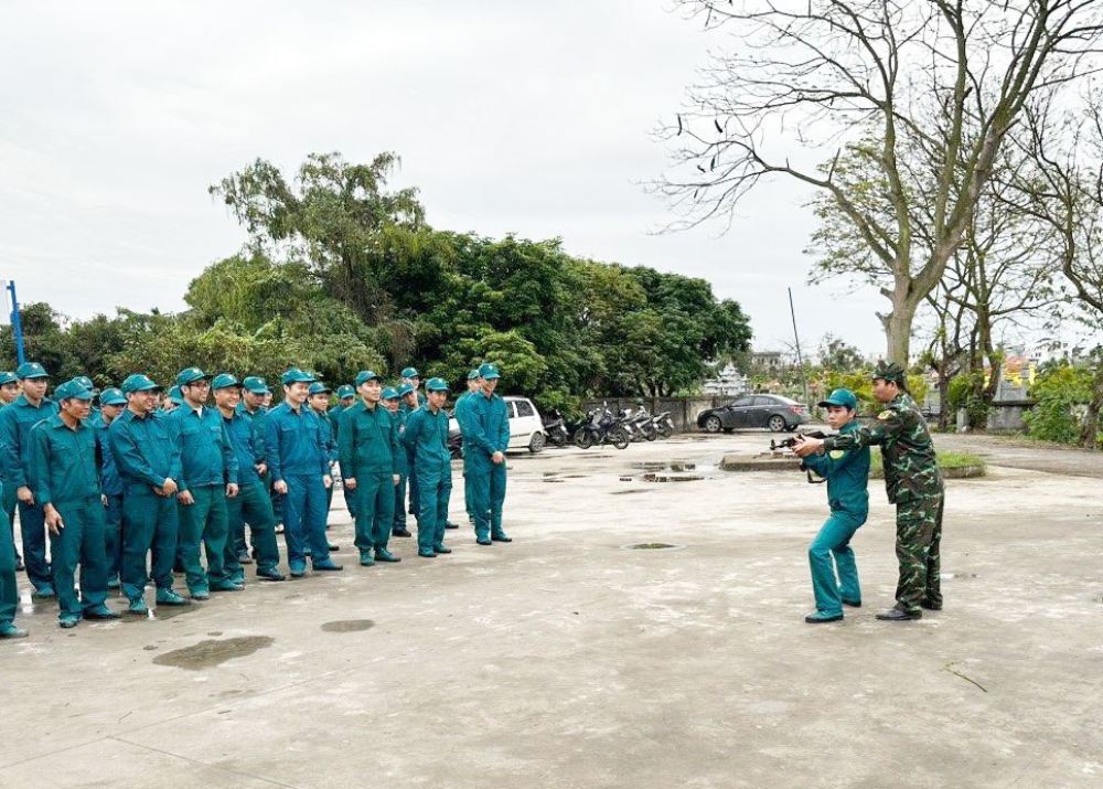 Applying staff streamlining policies to people who quit their jobs due to the reorganization of the Commune Military Command. In the photo, a self-defense militia training session in Hai Phong. Photo: haiphong. gov. vn