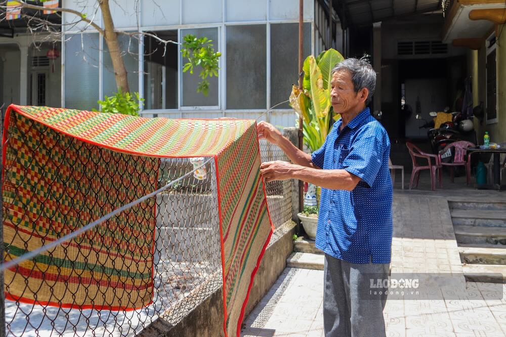 Ông Đào Dũng - một trong những hộ gia đình có khoản cắt giảm tiền đền bù nhiều nhất. Ảnh: Phóng viên
