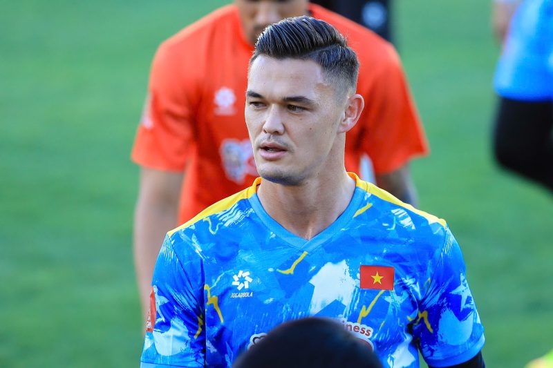 Goalkeeper Patrik Le Giang wears the Vietnamese national team jersey for the first time. Photo: Minh Dan