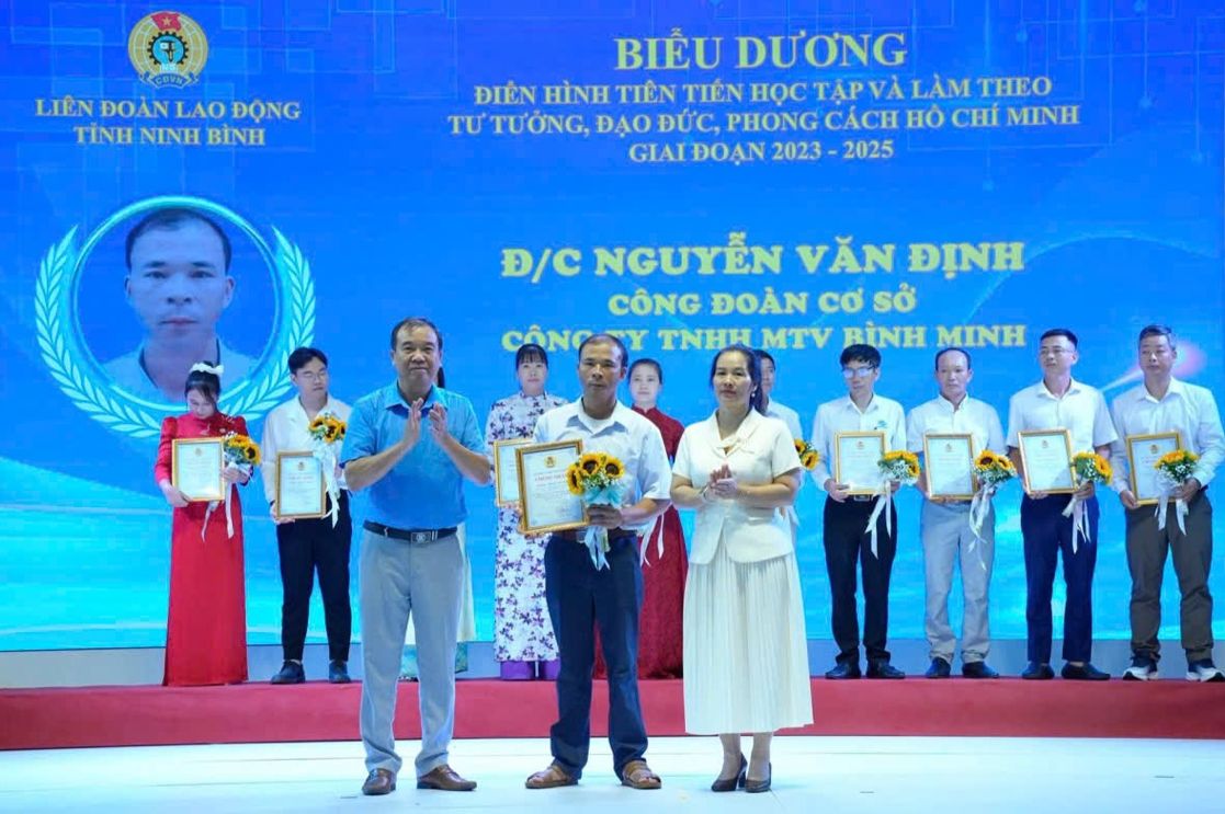 Ninh Binh Provincial Labor Federation commended union members and workers who are advanced examples in studying and following Ho Chi Minh's ideology, ethics, and style. Photo: Nguyen Truong