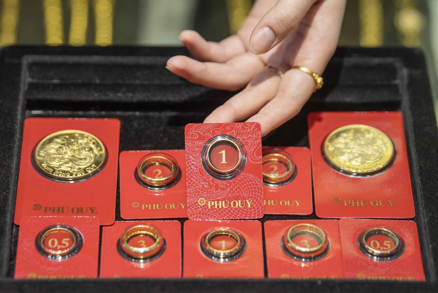 SJC gold bar and domestic gold ring prices simultaneously decreased in the trading session on June 29. Photo: Phan Anh