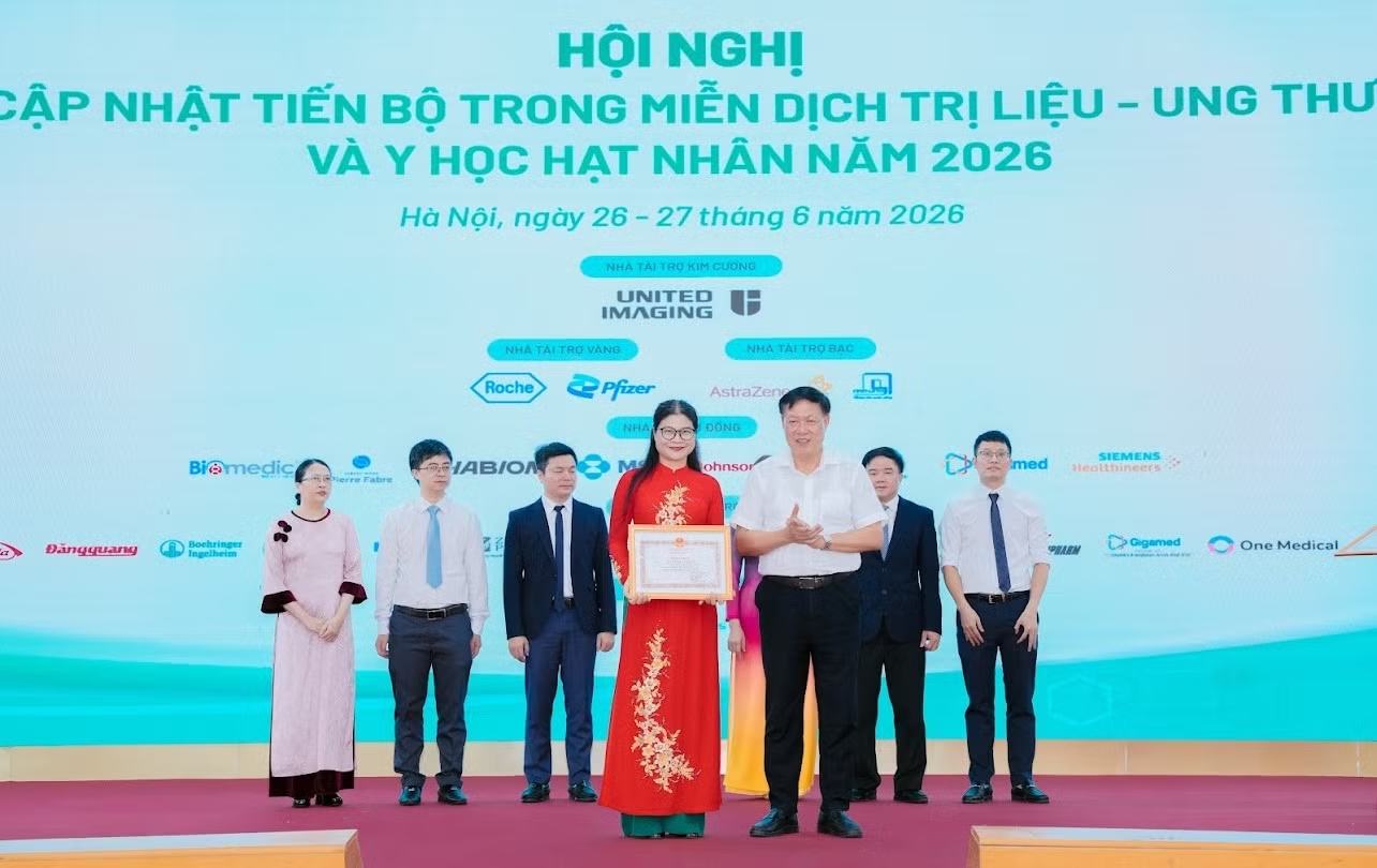 GS.TS Phạm Cẩm Phương nhận quyết định bổ nhiệm làm Viện trưởng Viện Y học hạt nhân và Ung bướu Bạch Mai. Ảnh: Thế Anh
