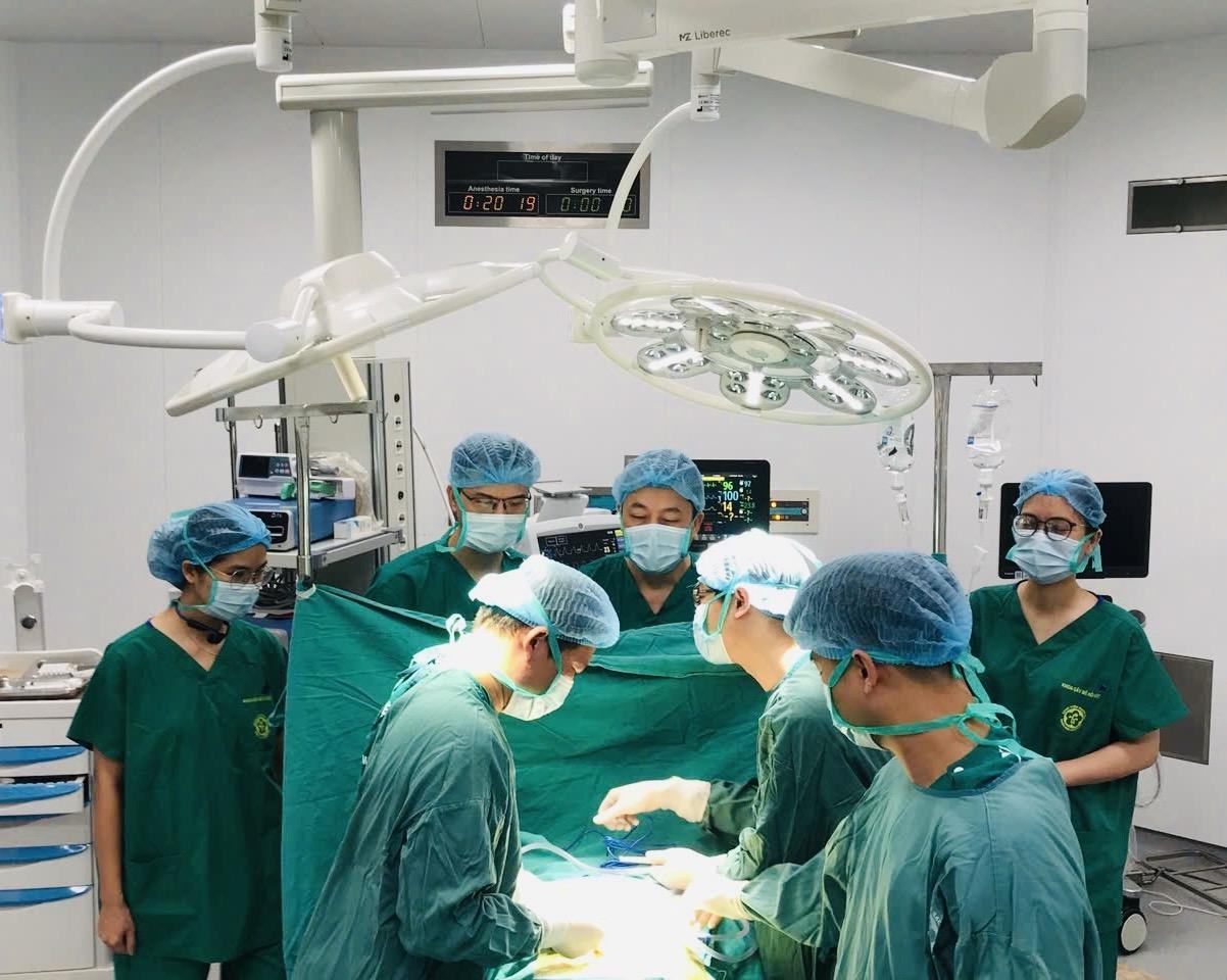 La primera cirugía nocturna en el Hospital Bach Mai, en las instalaciones de Ninh Binh. Foto de : Mai Thanh
