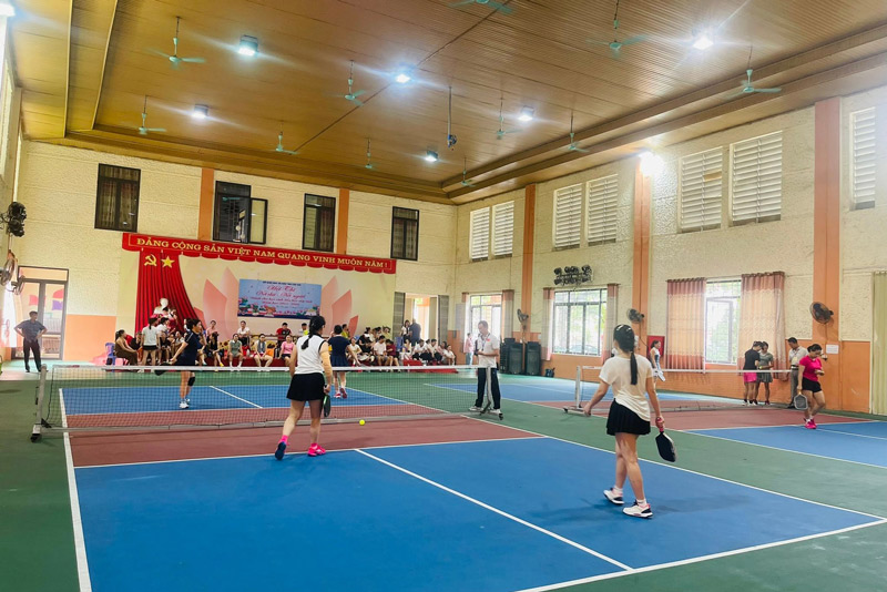 The Lao Cai Ward Trade Union Pickleball Tournament attracted nearly 200 athletes to participate, creating a vibrant and dramatic atmosphere of competition. Photo: Phuong Thao