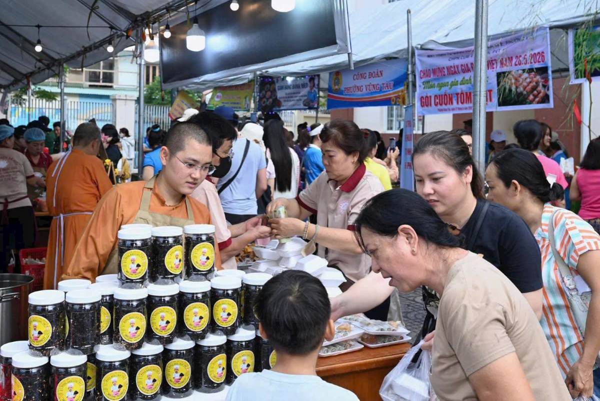 More than 20 booths participate in the culinary program organized by the VFF Committee of Vung Tau ward. Photo: Ong Thao