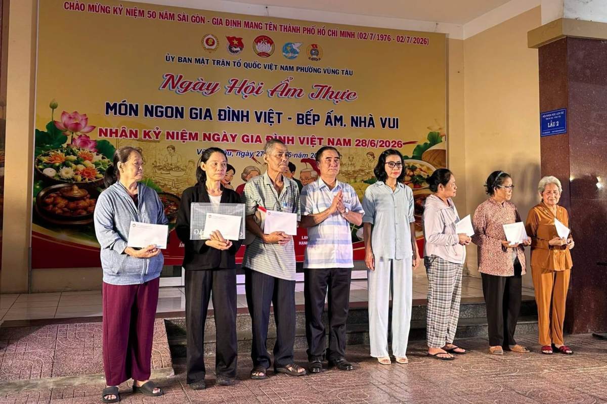 Trao hỗ trợ an sinh xã hội cho các hoàn cảnh khó khăn trên địa bàn. Ảnh: Ong Thảo