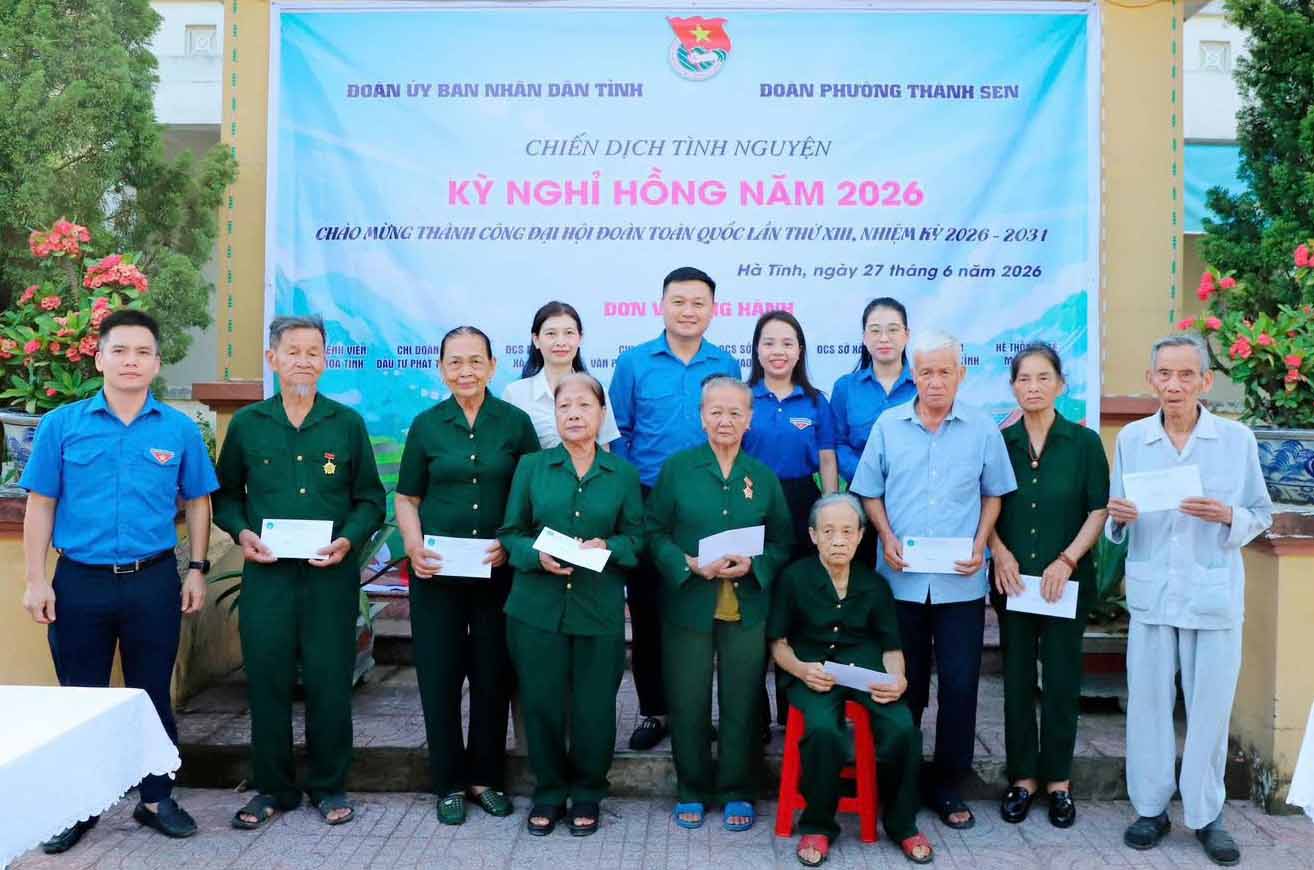 Tặng quà cho các đối tượng chính sách và người có hoành cảnh khó khăn. Ảnh: Thế Công