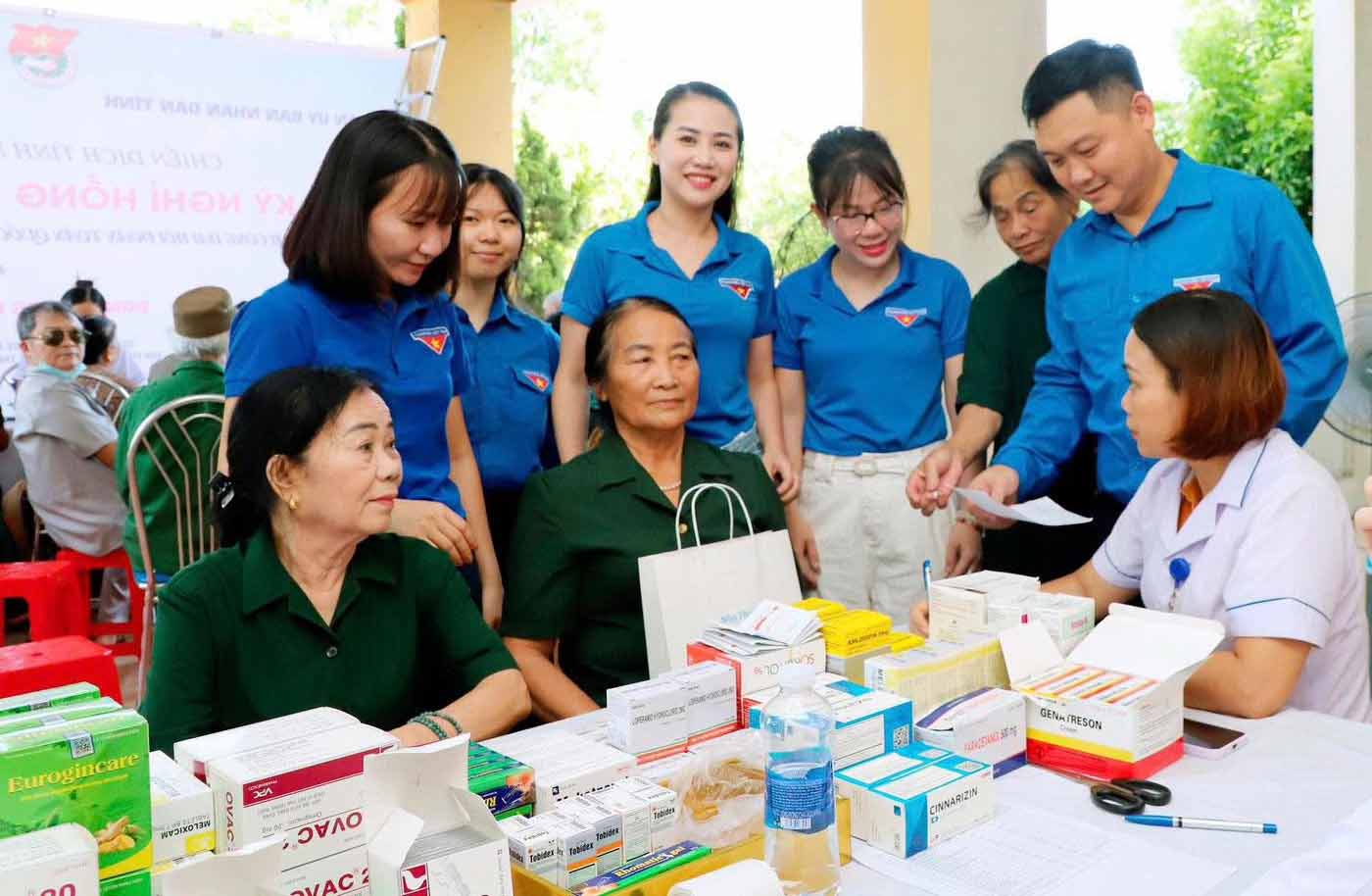 Cấp thuốc miễn phí. Ảnh: Thế Công