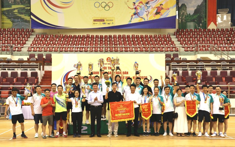 Đồng chí Nguyễn Huy Tiến, Ủy viên Ban Chấp hành Trung ương Đảng, Bí thư Đảng ủy, Viện trưởng VKSND tối cao và đồng chí Trần Huy Tuấn, Ủy viên Ban Chấp hành Trung ương Đảng, Bí thư Tỉnh ủy Ninh Bình trao Giải Nhất toàn đoàn cho Đoàn Vận động viên VKSND thành phố Hải Phòng. Ảnh: BTC