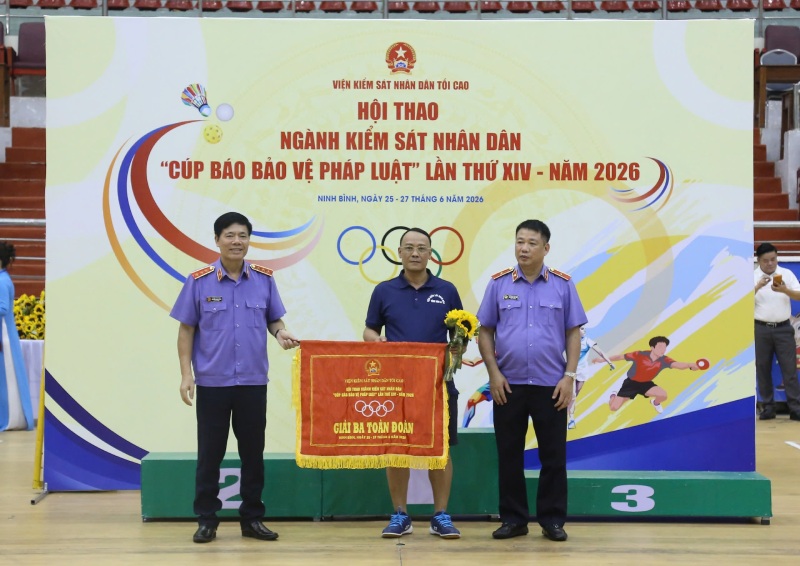Đồng chí Nguyễn Quang Dũng, Ủy viên Ban Thường vụ Đảng ủy, Phó Viện trưởng VKSND tối cao, Chủ tịch Hội đồng Văn hóa - Thể thao ngành Kiểm sát nhân dân và đồng chí Nguyễn Văn Viện, Viện trưởng VKSND tối cao, Phó Trưởng Ban tổ chức Hội thao trao Giải Ba toàn đoàn cho Đoàn Vận động viên VKSND tỉnh Sơn La.
