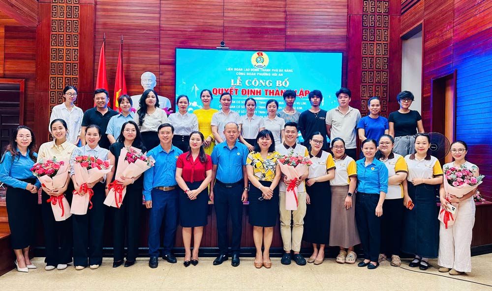 Hoi An Ward Trade Union organized a ceremony to announce the decision to admit union members, establish 5 grassroots trade unions and appoint Executive Committees at enterprises in the ward. Photo: Da Nang Trade Union
