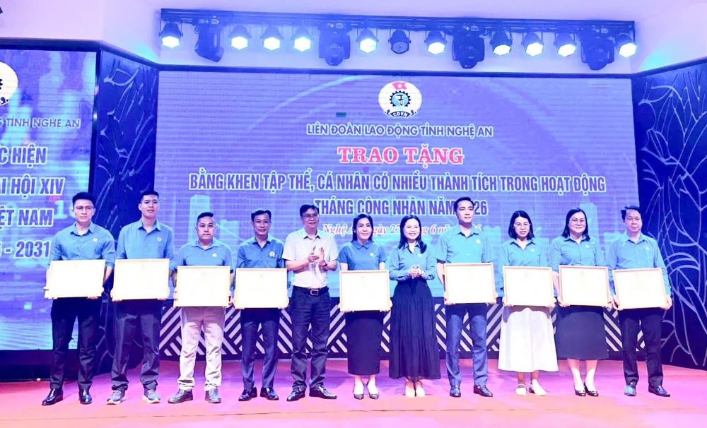 Thai Hoa Ward Trade Union and a trade union official were commended. Photo: Nghe An Trade Union