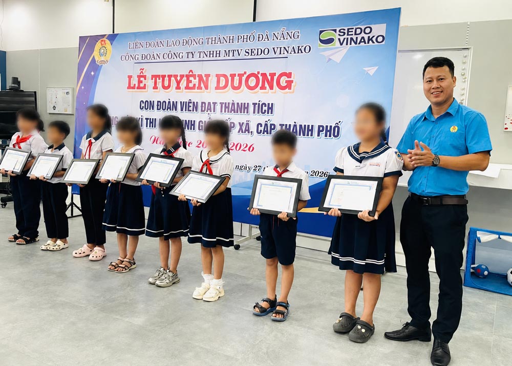 The Trade Union of Sedo Vinako Company commended and rewarded 120 children of union members who achieved high results in excellent student exams at all levels in the 2025-2026 school year. Photo: Da Nang Trade Union