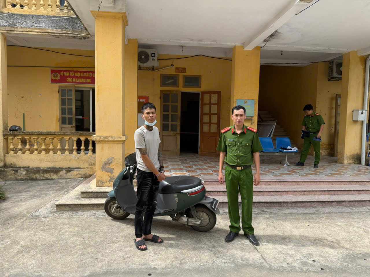 La policía del barrio de Duong Hao rastreó rápidamente al ladrón de motocicletas eléctricas. Foto: Policía de la provincia de Hung Yen