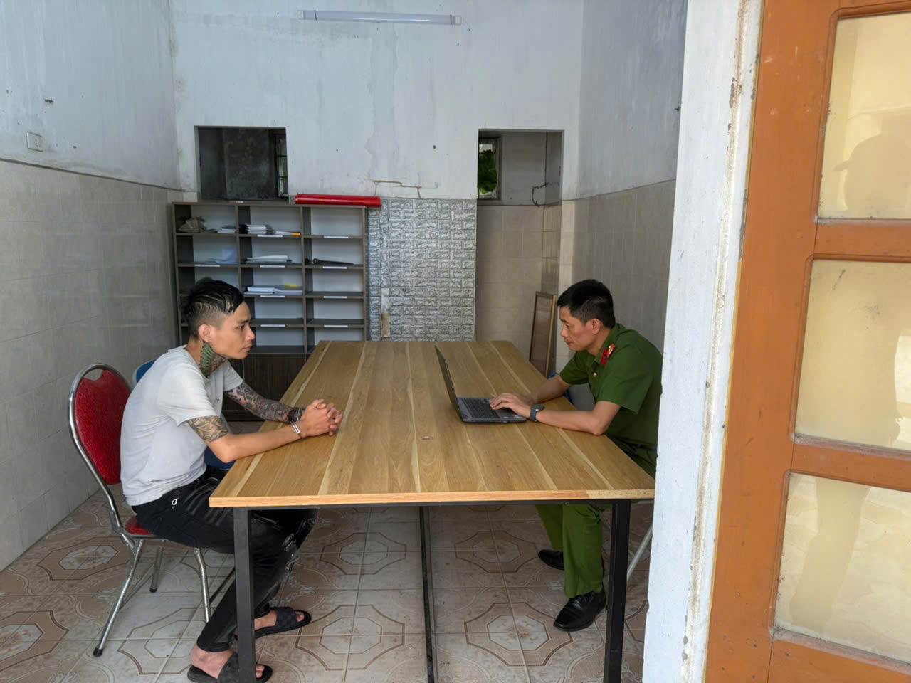 Đối tượng Vũ Văn Triệu làm việc tại cơ quan Công an. Ảnh: Công an tỉnh Hưng Yên  