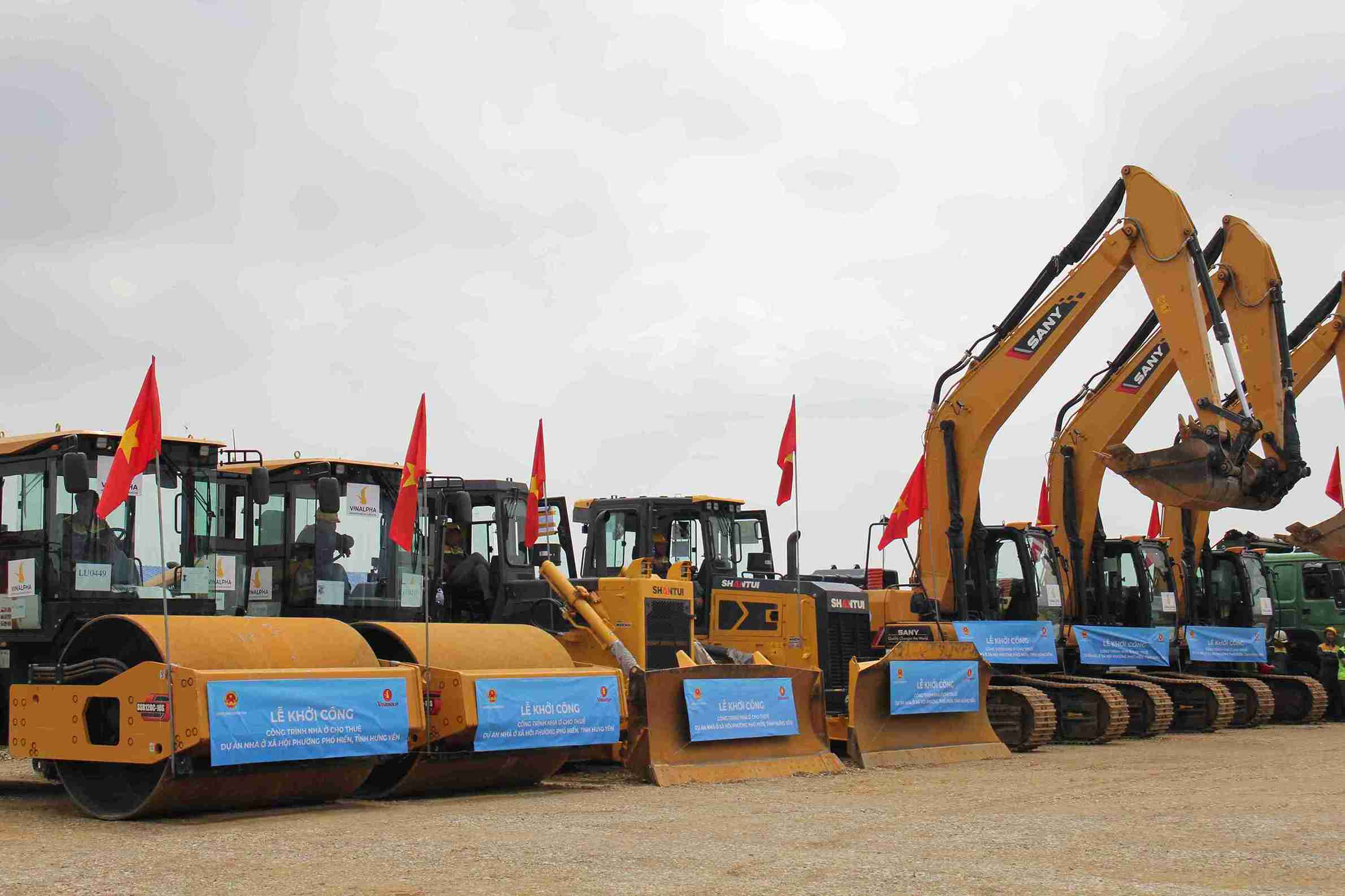 Máy móc, thiết bị sẵn sàng triển khai thi công công trình nhà ở cho thuê thuộc Dự án nhà ở xã hội phường Phố Hiến. Ảnh: Mai Hương