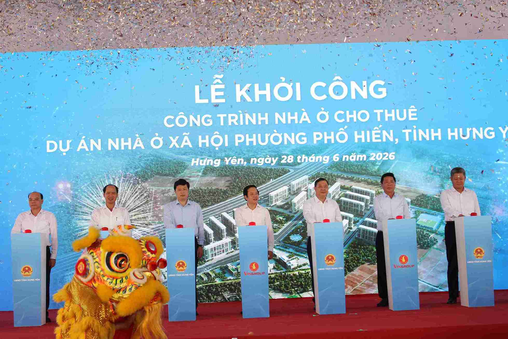Các đại biểu Trung ương, địa phương và chủ đầu tư thực hiện nghi thức khởi công dự án. Ảnh: Mai Hương