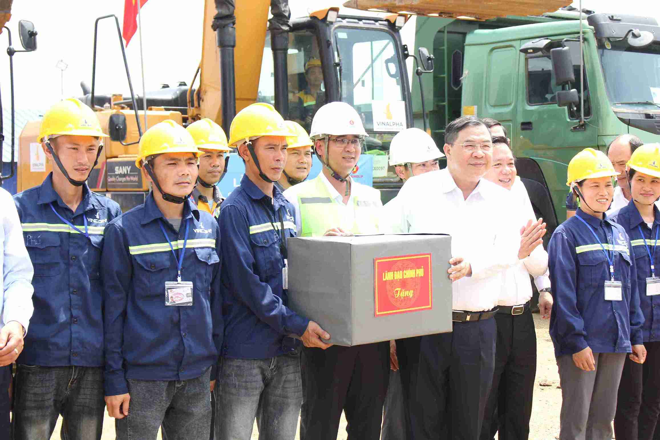 Ủy viên Bộ Chính trị, Phó Thủ tướng Thường trực Chính phủ Phạm Gia Túc tặng quà động viên đại diện người lao động tại lễ khởi công. Ảnh: Mai Hương