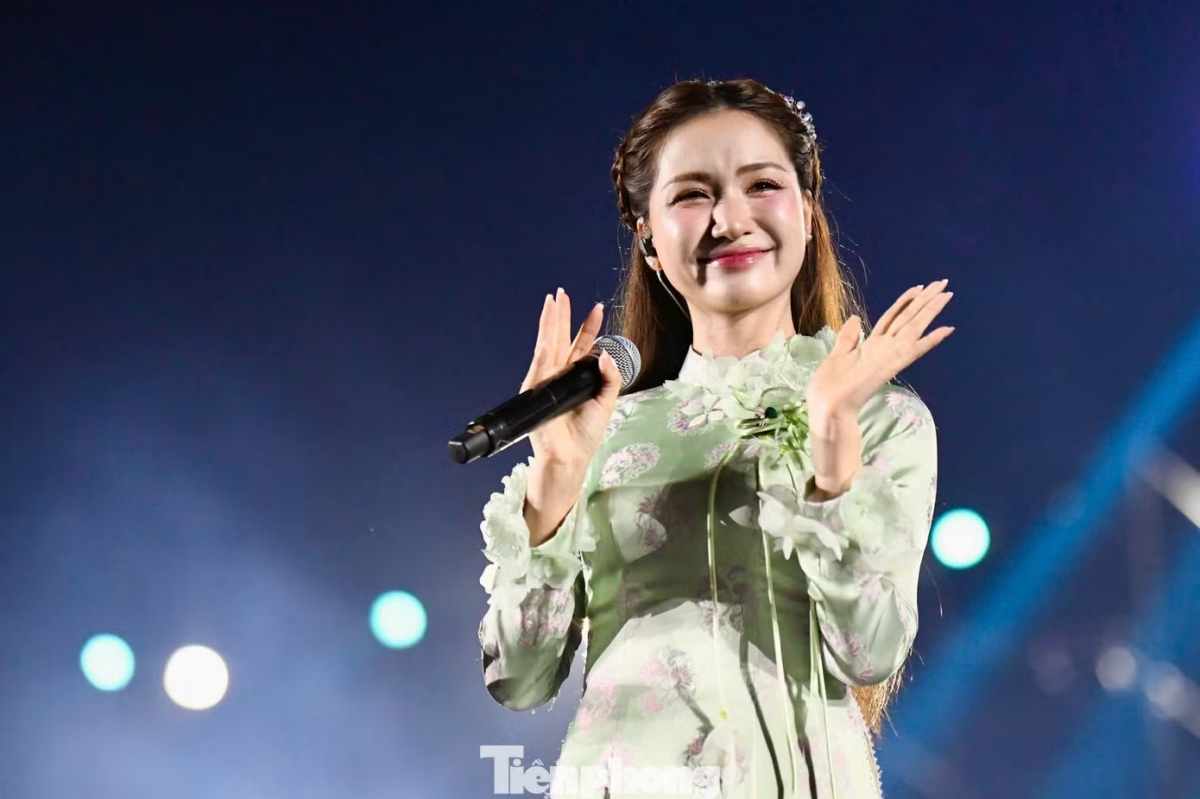 Hòa Minzy trình diễn trên sân khấu concert. Ảnh: Ban Tổ chức