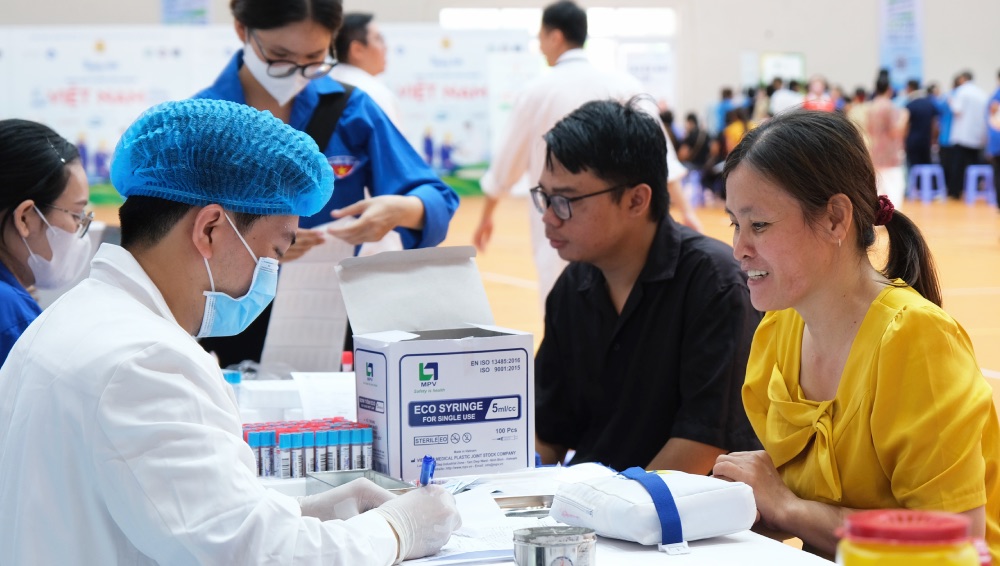 Nữ công nhân Lê Thị Mộng Thu được chăm sóc sức khỏe tại chương trình. Ảnh: Phong Linh.