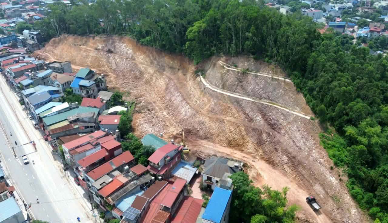 Thi công khắc phục sạt lở khu vực đồi Ông Đống. Ảnh: Thanh Hiếu