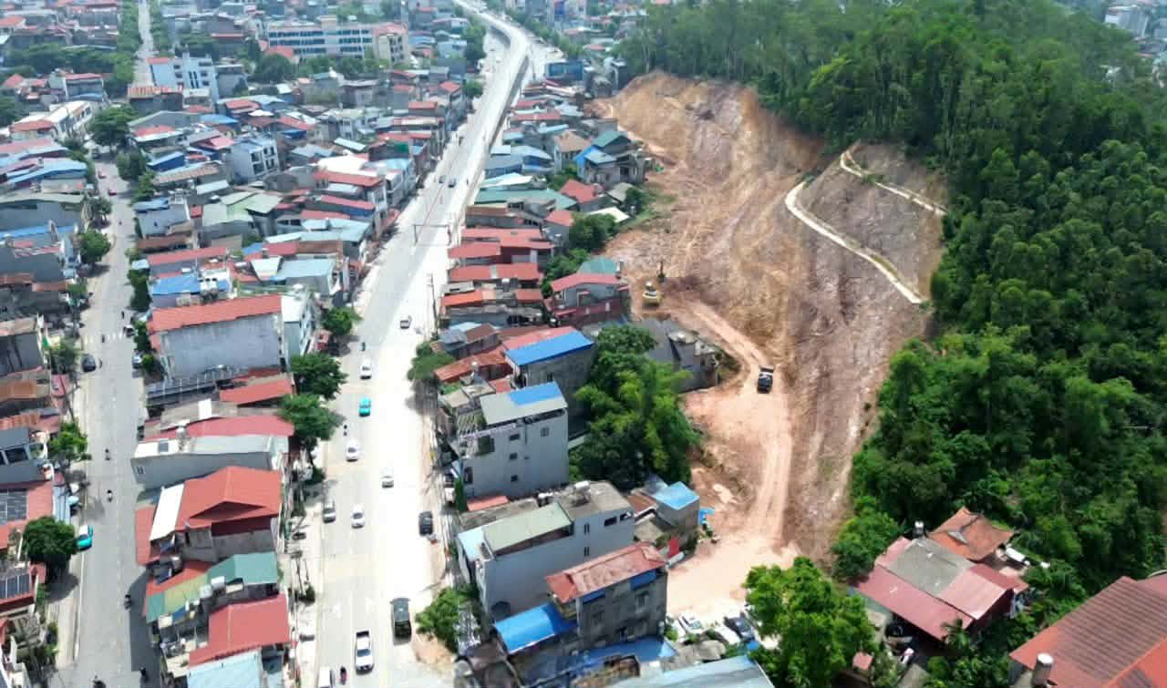 Construction site of the project to overcome landslides on Ong Dong hill. Photo: Thanh Hieu